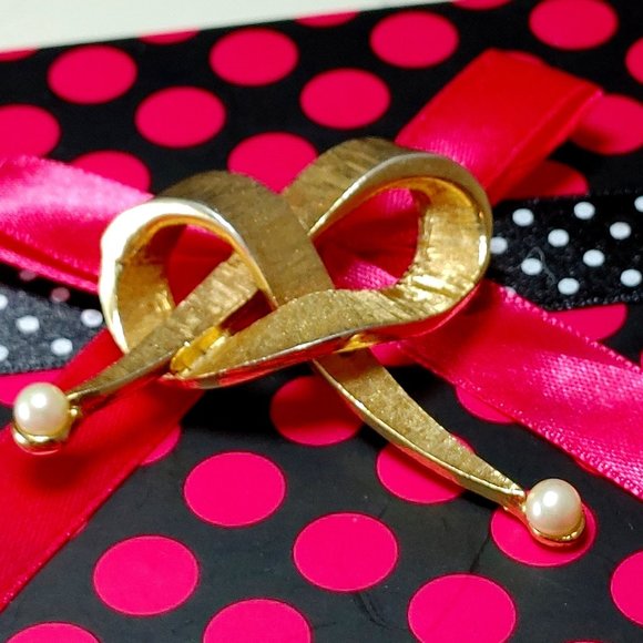 Vtg Designer Marcel Boucher Brushed Gold Ribbon and Pearl Brooch Signed/Numbered - Picture 1 of 9